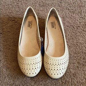 NEVER WORN CROFT & BARROW ORTHOLITE FLATS